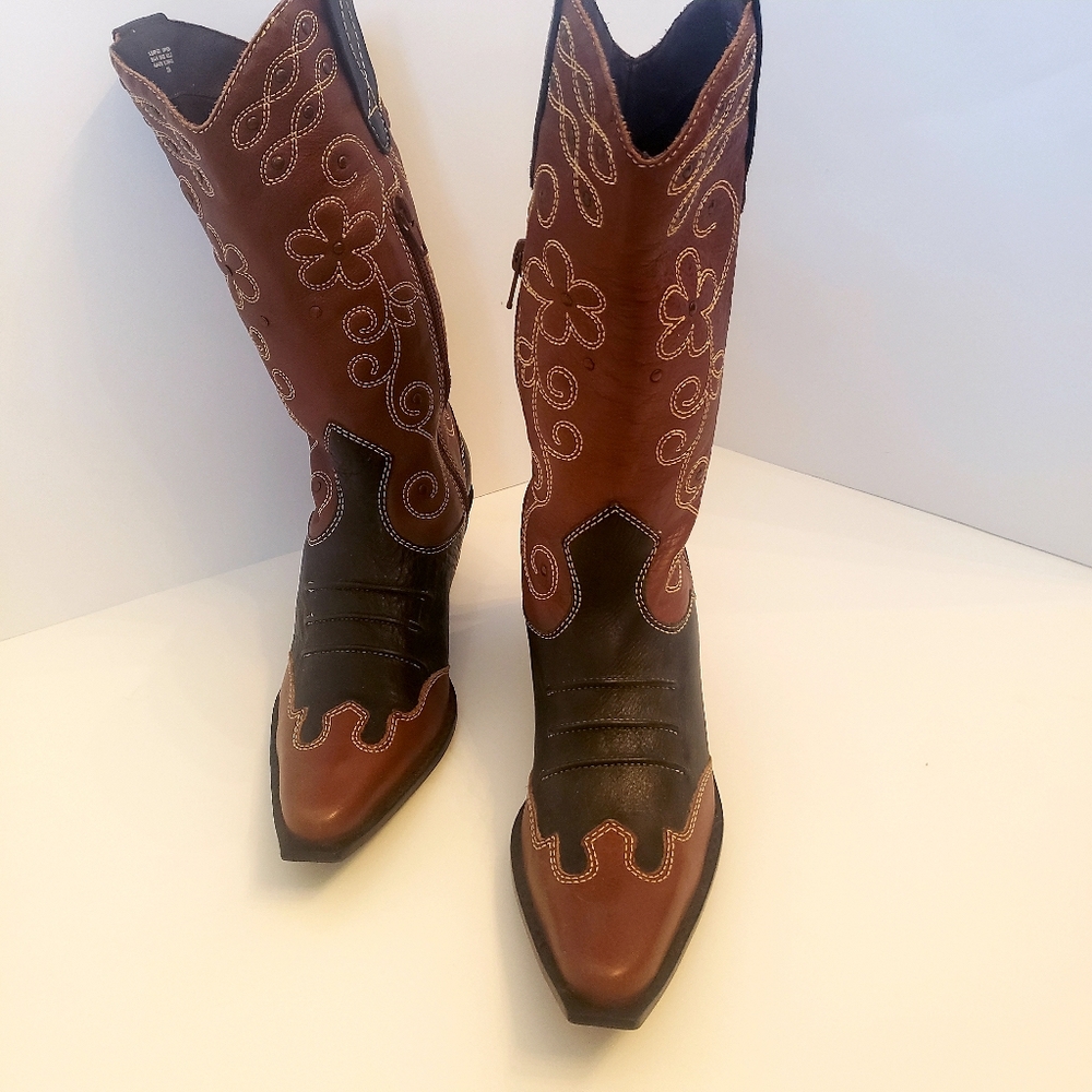 Brown and black cowboy boots 👢